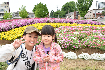 「市内から家族で訪れた姉妹」の画像