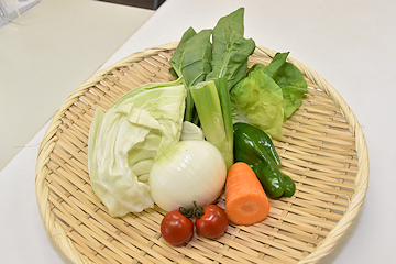 「1日に摂取が必要な野菜が350g」の画像