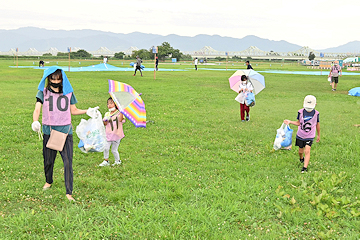 「約2,300人が会場の清掃を行いました」の画像2