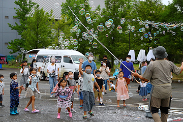 「家族や友人と懐かしみながら楽しむ人たち」の画像