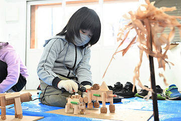 「廃材をくっつけながら黙々と作業」の画像2