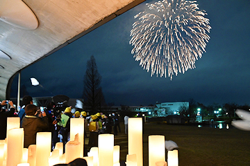 「鎮魂の花火「白菊」と平和の花火「金禿」」の画像