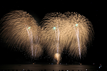 「ワイキキビーチ沖で長岡花火を打ち上げ」の画像