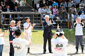 「山古志闘牛会会長の松井富栄さん」の画像