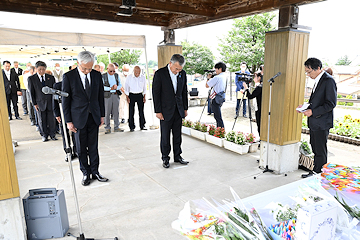 「地域住民約40人が黙とう」の画像