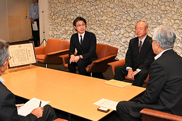 「両団体から受賞の報告を受けた磯田市長」の画像