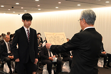 「長岡市表彰式をアオーレ長岡で開催」の画像