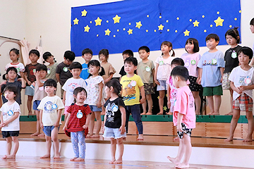 「歌を披露」の画像