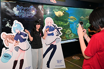 「キャラクターのパネルと記念撮影」の画像