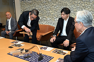 「自身が作った製品を持参し磯田市長を訪問」の画像