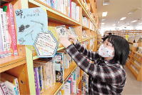 ボランティアが若者向けに本を紹介画像