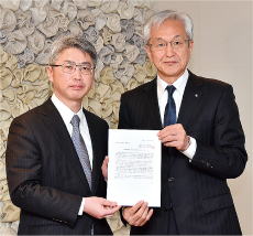 申し入れ書を受け取る磯田市長の様子