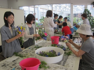 「色とりどりの花の中から好きなものを組み合わせていきます」の画像