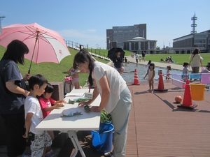 「じゃぶじゃぶ池に遊びに来ていた子どもたちも一緒に参加」の画像