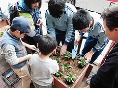 「南中生と子どもたち」の画像