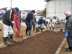 「土を平らに均します」の画像