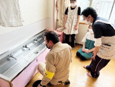 給水設備点検の様子(新保保育園)